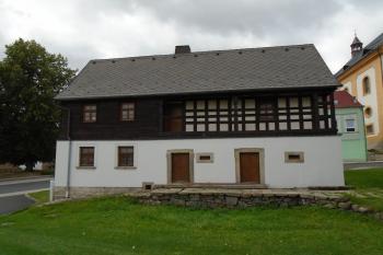 dům od východu s dvěma pravoúhlými vstupy s kamenným ostěním (© Marcela Váňová  08/2021)