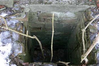 Rozhodně ne ojedinělá odkrytá šachta v okolí zámku ( © Petr Turyna 01/2006)