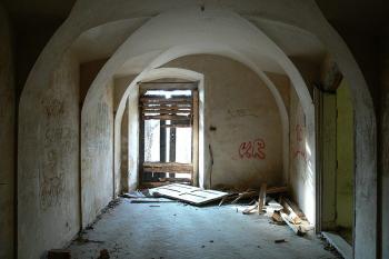 Pohled vstupní chodbou od schodiště ( © Petr Turyna 01/2006)