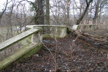 Zámek byl dominantou nad Botičem, nahoru k němu vedly zábradlím lemované chodníčky... ( © Petr Turyna 02/2004)