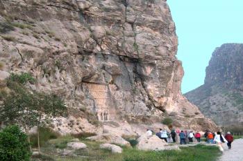 Skalní reliéfy u Bíšápúr v Iránu (© Pavel Vítek 05/2016)