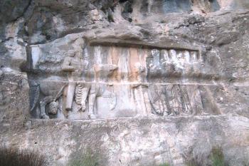 Skalní reliéfy u Bíšápúr v Iránu (© Pavel Vítek 05/2016)