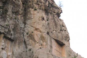 Skalní reliéfy u Bíšápúr v Iránu (© Pavel Vítek 05/2016)