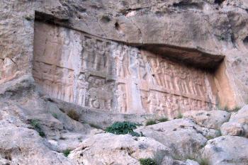 Skalní reliéfy u Bíšápúr v Iránu (© Pavel Vítek 05/2016)