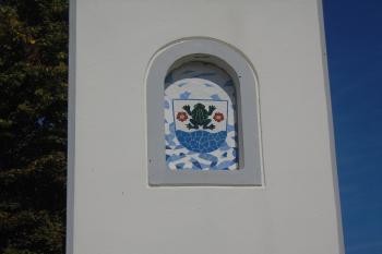 nika se znakem obce (© Jaroslav Špiroch  09/2021)