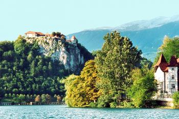 Bledský hrad nad jezerem Bled ve Slovinsku (© Pavel Vítek 05/2013)