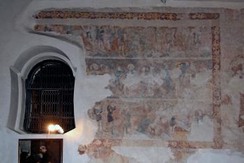 nástěnná malba, tři pásy z legendy o neznámé světici na severní stěně lodi (© Pavel Zany Komárek, 1. 6. 2012)