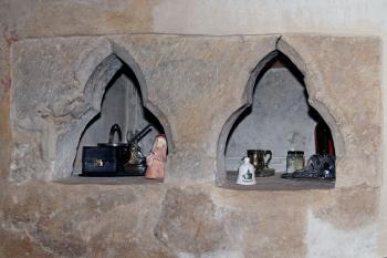 výklenky v jižní zdi presbytáře - snad sanktuarium, byť v nezvyklé poloze (© Pavel Zany Komárek, 1. 6. 2012)