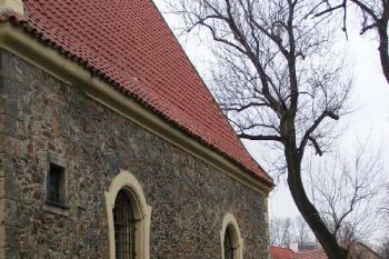 Jižní strana kostelíka ( © Petr Turyna 02/2004)