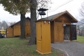 Nezbytné provozní zázemí venkovského nádraží ( © Ivan Grisa 10/2010)