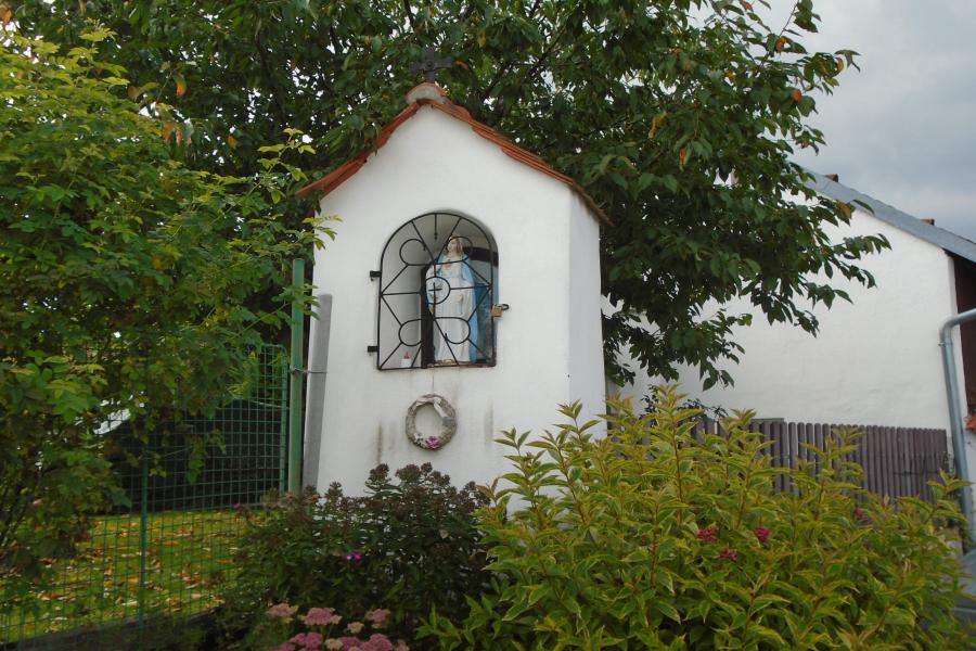 výklenková kaplička Panny Marie