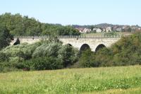 kamenný železniční viadukt