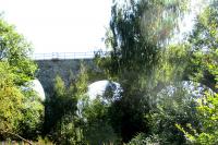 kamenný železniční viadukt