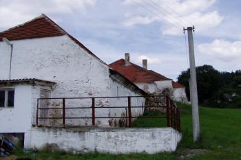 tvrz od jihozápadu (© Lukáš Pechánek, 08/2011)