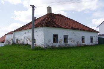 tvrz od severovýchodu (© Lukáš Pechánek, 08/2011)
