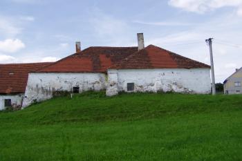 tvrz od východu (© Lukáš Pechánek, 08/2011)