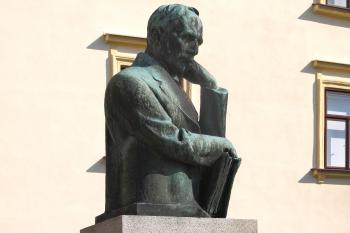 Pomník básníka Antonína Sovy stojící před zámkem v Pacově. (© Pavel Vítek  09/2021)
