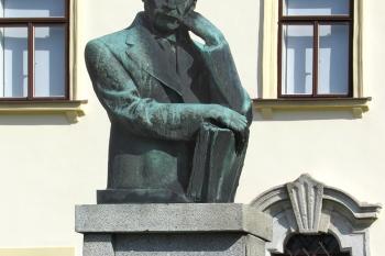 Pomník básníka Antonína Sovy stojící před zámkem v Pacově. (© Pavel Vítek  09/2021)