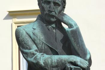 Pomník básníka Antonína Sovy stojící před zámkem v Pacově. (© Pavel Vítek  09/2021)