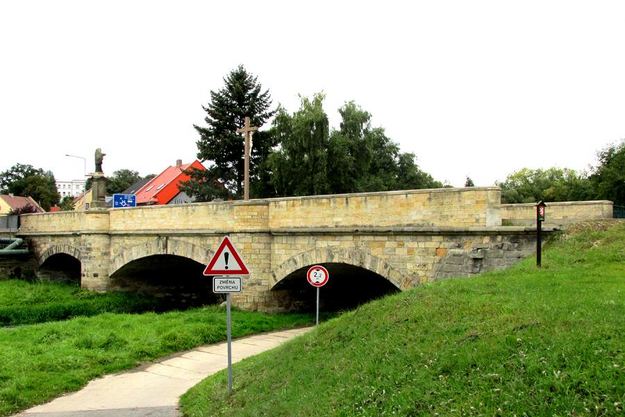 Poštovní most se sochou sv. Jana Nepomuckého