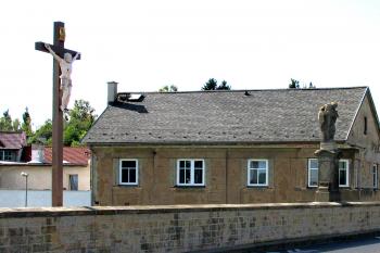 Poštovní most přes řeku Ploučnici se sochou sv. Jana Nepomuckého v Mimoni. (© Pavel Vítek  10/2019)
