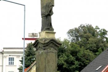 Poštovní most přes řeku Ploučnici se sochou sv. Jana Nepomuckého v Mimoni. (© Pavel Vítek  09/2021)
