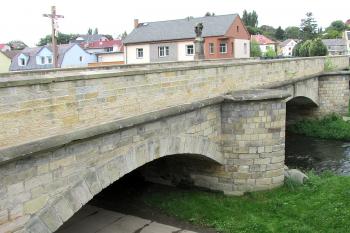 Poštovní most přes řeku Ploučnici se sochou sv. Jana Nepomuckého v Mimoni. (© Pavel Vítek  09/2021)