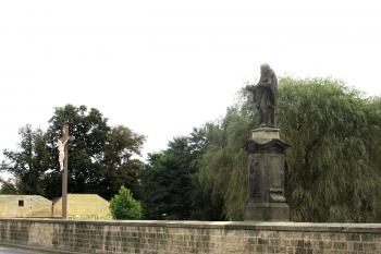 Poštovní most přes řeku Ploučnici se sochou sv. Jana Nepomuckého v Mimoni. (© Pavel Vítek  09/2021)