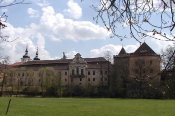 průčelí staré části (© Alena Volná, 7/2005)