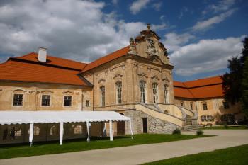 klášter benediktinů/premonstrátů s kostelem Narození Panny Marie-Želiv (© Vlastislav Mareček, 08/2016)