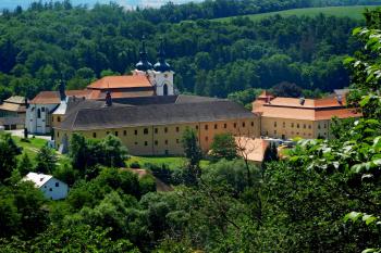 klášter od kaple Nalezení sv. Kříže ( © Milan Caha 07/2019)