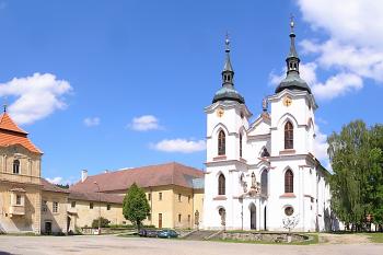  klášter benediktinů (premonstrátů) s kostelem Narození Panny Marie (© Václav Čermák, 06/2009)