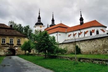 Klášterní kostel od jihovýchodu (© Jiří Cukr, 05/2001)