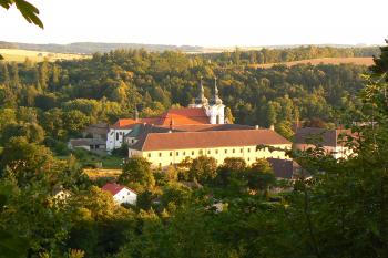Pohled z okolních kopců (© Ing. František Marek  7/2009)