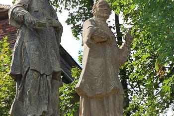 Sousoší sv. jáhnů Jiřího a Agapita při cestě ke keostelu v Mimoni. (© Pavel Vítek  09/2021)