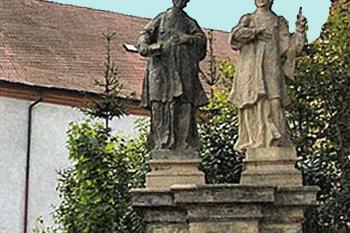 Sousoší sv. jáhnů Jiřího a Agapita při cestě ke keostelu v Mimoni. (© Pavel Vítek  09/2021)
