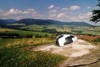 Výhled od srubu přes zvon na pásmo Králického Sněžníku. (2003 ©Jiří Cukr)