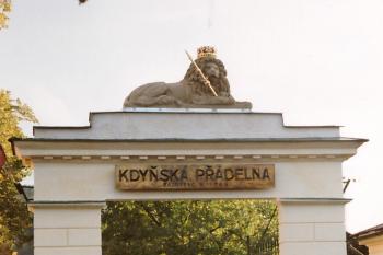 přádelna - původní brána z náměstí (stav v r. 1998) (© Miroslav Böhm 12/2022)