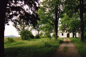 Alej vedoucí ke kapli (2002 ©Jiří Cukr)