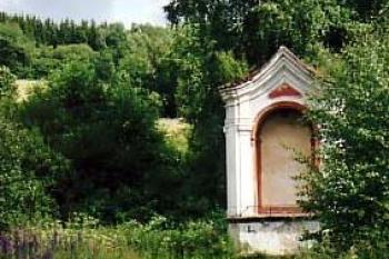 Jedna z kapliček křížové cesty vedoucí ke kapli z Krumlova (2002 ©Jiří Cukr)