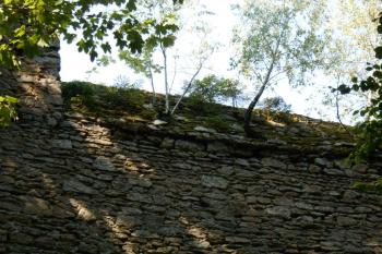 Východní průběh vysoké hradby předhradí byl opatřen sedlovou stříškou (© Jan Večeřa, 08/2015)