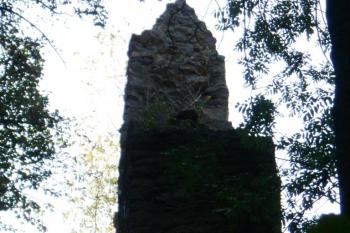 Východní úsek hradby předhradí se sedlovou stříškou (© Jan Večeřa, 08/2015)