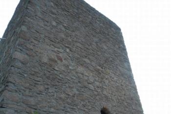 Větší z hranolových bergfritů s původním vstupem na západní straně a kapsami po konzolách (© Jan Večeřa, 08/2015)