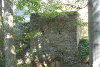 Vnější opevnění asi z 30. let 15. století s hranolovými baštami a štěrbinovými střílnami (© Jan Večeřa, 08/2015)