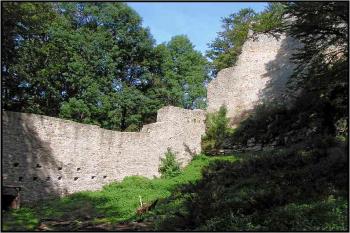 Hradba východního nádvoří ( © Petr Turyna 09/2005)