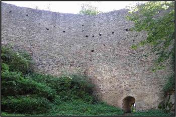Jižní hradba východního nádvoří, vnitřní pohled ( © Petr Turyna 09/2005)