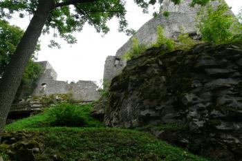 Pohled z nádvoří na vstupní portál západního křídla (© Jaroslav Šefčík, 03/2009)