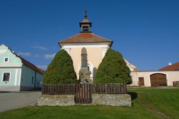 kaple z jihozápadu, před ní pomník Obětem 1. světové války (© Marcela Váňová  10/2021)