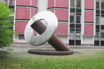 Plastika Vratislava Karla Nováka umístěná v České Lípě. (© Pavel Vítek  09/2021)