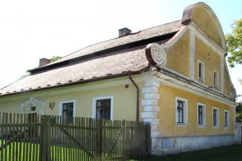 Fara u kostela sv. Jana Křtitele v Dražicích u Tábora (© Pavel Vítek 09/2021)